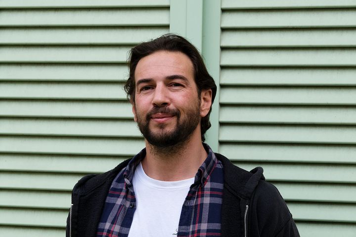 Romain Venzal, cofondateur des Potageurs, introduit dans les potagers des fruits et des légumes venus d'ailleurs.&nbsp; (ISABELLE MORAND / DIDIER HIRSCH / RADIO FRANCE / FRANCE INFO)