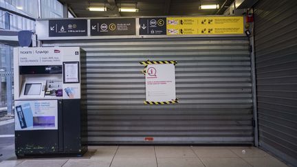 La gare d'Issy-les-Moulineaux (Hauts-de-Seine) est fermée, le 22 décembre 2019, au 18e jour de la mobilisation contre la réforme des retraites.&nbsp; (HUGO PASSARELLO LUNA / HANS LUCAS)