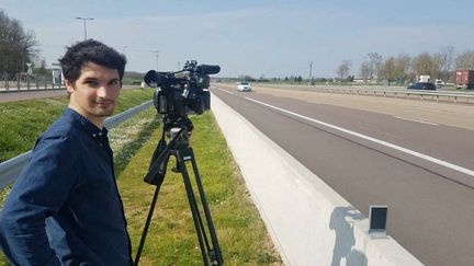 Le journaliste français&nbsp;Frédéric Leclerc-Imhoff, photographié lors d'un de ses reportages, a été tué près de Sievierodonetsk (Urkaine), le 30 mai 2022. (HANDOUT / BFM TV)