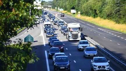 Un embouteillage le 16 juillet 2021 au niveau de Ploermel (Morbihan). (RONAN HOUSSIN / HANS LUCAS / AFP)