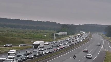 Ponts de mai : un week-end prolifique pour les commerçants et des embouteillages record sur les routes de France (franceinfo)