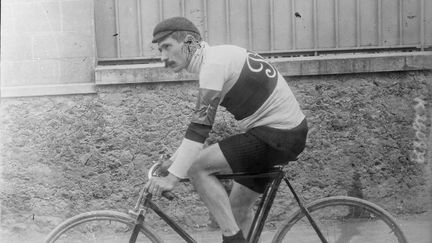 Le coureur cycliste René Pottier avant de s'élancer pour Paris-Roubaix, le 23 avril 1905. (AGENCE ROL / GALLICA)