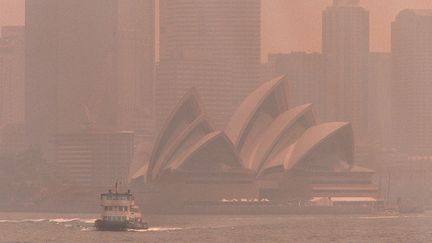 Un des plus gros pics de pollution à Sydney, en Australie, après des feux de forêts, en 1997. (WILLIAM WEST / AFP)