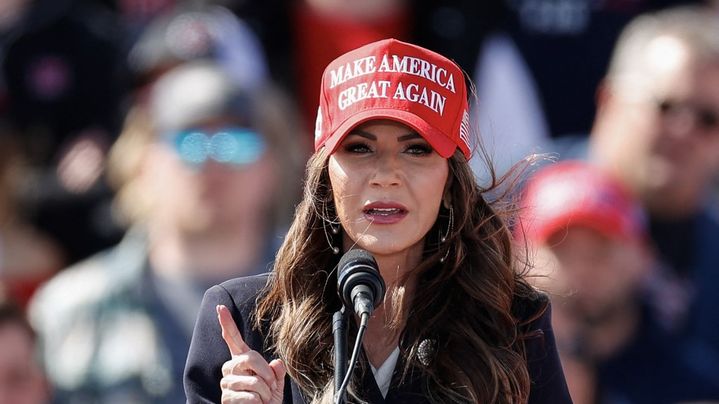 La gouverneure du Dakota du Sud, Kristi Noem, s'exprime lors d'un meeting de Donald Trump à Vandalia (Ohio, Etats-Unis), le 16 mars 2024. (KAMIL KRZACZYNSKI / AFP)