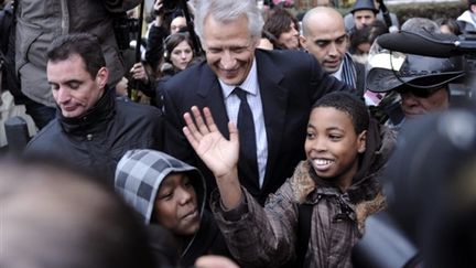 Dominique de Villepin entouré par des habitants, le 19 janvier 2010 lors d'un déplacement à Bondy (AFP/FRED DUFOUR)