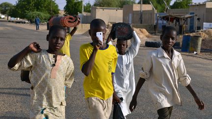 Des jeunes nigerians réfugiés au Niger, dans la ville de Diffa, le 22 mai 2015.&nbsp; (ISSOUF SANOGO / AFP)