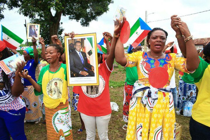 Des supporteurs du président Obiang Nguema brandissent son portrait lors de la campagne électorale le 16 Avril 2016 à Malabo. (Photo AFP)