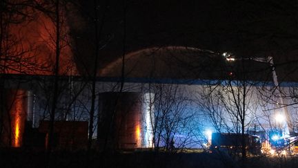 Un incendie s'est déclaré vers 16h50 sur la zone industrielle sud de Grand-Couronne, détruisant des entrepôts de l'entreprise Bolloré. (LOU BENOIST / AFP)