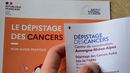 Un prospectus pour le dépistage des cancers délivré par la région Auvergne-Rhône-Alpes, le 17 avril 2023. (ROMAIN DOUCELIN / HANS LUCAS / AFP)