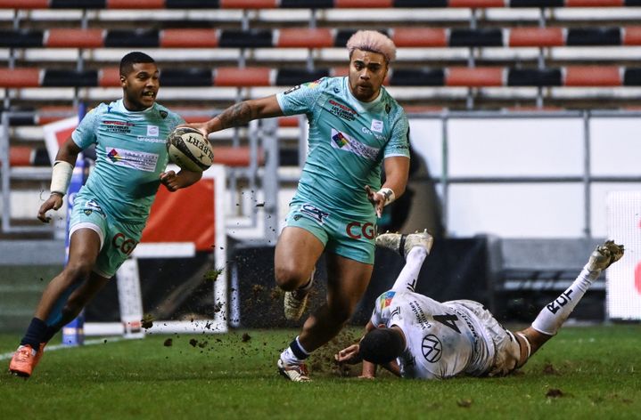 Trois-quart centre, Tani Vili enchaîne les titularisations avec son club de Clermont depuis le début de la saison. (CHRISTOPHE SIMON / AFP)