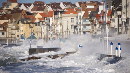 La digue de Wimereux (Pas-de-Calais) est submergée lors de la tempête Ciara, le 12 février 2020. (MAXPPP)