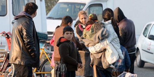 Membres de la communauté rom dans la rue à Floirac, près de Bordeaux, le 10 décembre 2013 après avoir été expulsés de l'endroit où ils vivaient.  (AFP - Jean-Pierre Muller)