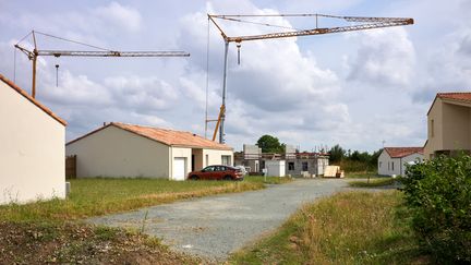 Un nouveau pavillon sort de terre à Beaurepaire en Vendée, le 19 juin 2023. (MATHIEU THOMASSET / HANS LUCAS / AFP)