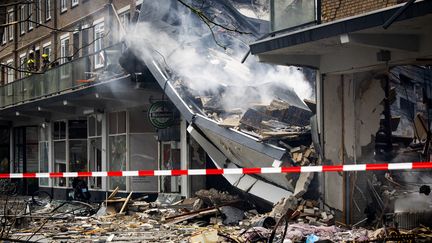 Les services d'urgence sont sur les lieux de l'effondrement d'un immeuble à La Haye (Pays-Bas), le 7 décembre 2024. (KOEN VAN WEEL / ANP MAG / AFP)