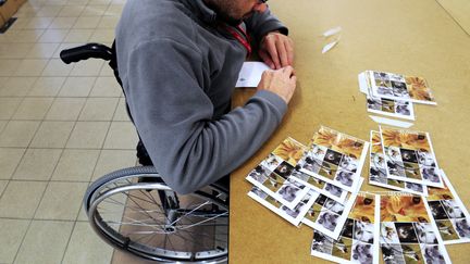 Un travailleur handicapé travaille dans une entreprise à Landudec (Finistère). (FRED TANNEAU / AFP)