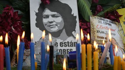 Hommage à Berta Caceres, militante écologiste assassinée en octobre 2016 au Honduras. (ORLANDO SIERRA / AFP)