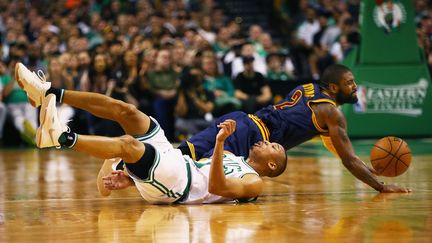 Avery Bradley (Boston Celtics) à la lutte avec Kyrie Irving (Cleveland Cavs) (ADAM GLANZMAN / GETTY IMAGES NORTH AMERICA)