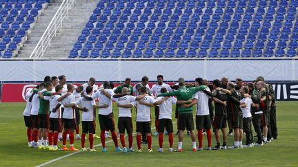 L'équipe du Portugal a observé une minute de silence, pour les réfugiés et migrants européens. (JOSE MANUEL RIBEIRO / AFP)