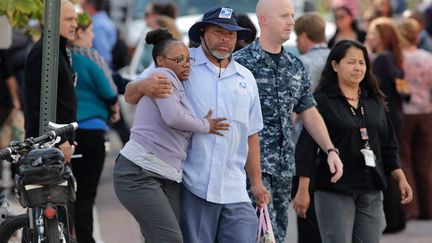 Des employ&eacute;s de la Marine retrouvent leur proche, le 16 septembre 2013, apr&egrave;s une fusillade, &agrave; Washington DC. (WIN MCNAMEE / GETTY IMAGES NORTH AMERICA)