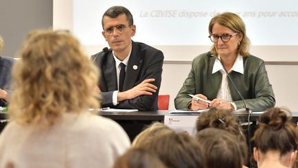 Première réunion publique de la Commission indépendante sur l'inceste et les violences sexuelles faites aux enfants. Édouard Durand, magistrat co-président et Nathalie Mathieu co-présidente, à Nantes, le 20 octobre 2021.&nbsp; (JÉRÔME FOUQUET / MAXPPP)