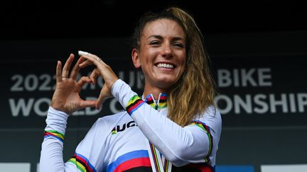 Pauline Ferrand-Prévot, lors de sa victoire en cross-country aux championnats du monde de VTT, le 28 août 2022 aux Gets.&nbsp; (OLIVIER CHASSIGNOLE / AFP)