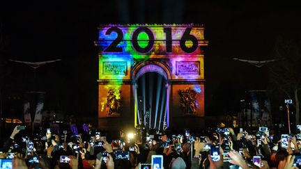 &nbsp; (A Paris, les célébrations sur les Champs Elysées ont-elles été célébré plus l'arrivée de 2016 ou la fin de 2015 ? © MaxPPP)