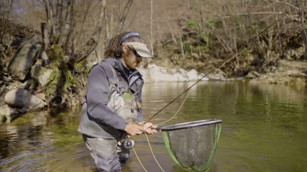 Deux passionnés de pêche à la mouche considèrent leur activité comme un sport et une philosophie. Ils sont partisans du "no kill" : un poisson péché doit retourner dans son milieu naturel. (France 2)