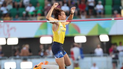 Armand Duplantis lors de la finale du saut à la perche aux Mondiaux de Eugene (Etats-Unis), le 24 juillet 2022. (YOMIURI / AFP)