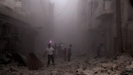 Des civils, au milileu des ruines d'Alep, en Syrie. (AMEER AL-HALBI \ APAIMAGES / MAXPPP)