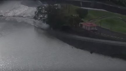 Capture d'écran de la vidéo montrant le barrage de Guajataca, à Porto Rico, sur le point de céder complètement, le 23 septembre 2017. (SHADY YOU WOT)