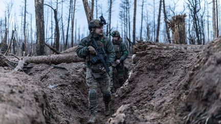 Des soldats ukrainiens vers Kreminna, dans la région de Donetsk (Ukraine), le 15 février 2024. (DIEGO HERRERA CARCEDO / ANADOLU / AFP)