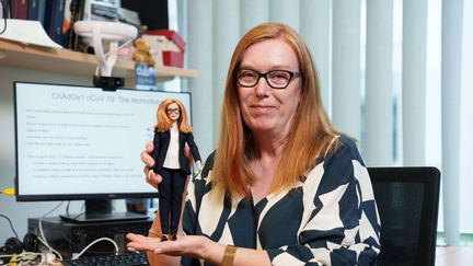 La scientifique britannique Sarah Gilbert, co-créatrice du vaccin d'AstraZeneca, pose avec une Barbie à son effigie à l'université d'Oxford, le 30 juillet 2021. (ANDY PARADISE / SHUTTERSTOCK / SIPA)