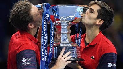 Nicolas Mahut et Pierre-Hugues Herbert posent avec leur trophée après avoir remporté leur match de finale du double masculin du tournoi de tennis ATP World Tour à l'O2 Arena de Londres, le 17 novembre 2019. (DANIEL LEAL-OLIVAS / AFP)