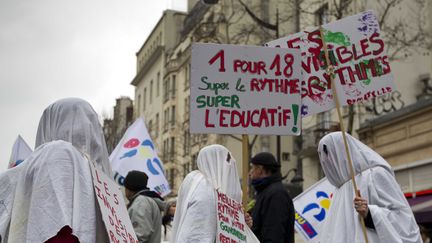 Les enseignants manifestaient &agrave; d&eacute;j&agrave; Paris contre la r&eacute;forme des rythmes scolaires le 13 f&eacute;vrier 2013. (VINCENT WARTNER / SIPA)