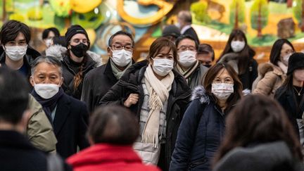 Des passants dans une rue de Tokyo, en janvier 2023. (YUICHI YAMAZAKI / AFP)