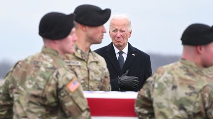 Le président américain, Joe Biden, pendant le transfert des corps des trois soldats tués en Jordanie, le 2 février 2024, à Dover, aux États-Unis. (ROBERTO SCHMIDT / AFP)