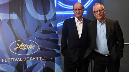 Le président du Festival de Cannes, Pierre Lescure (gauche), et son délégué général, Thierry Frémaux (droite), lors de la conférence de presse dévoilant les 56 films sélectionnés pour le 73e Festival de Cannes, le 3 juin 2020. (ANNE-CHRISTINE POUJOULAT / AFP)