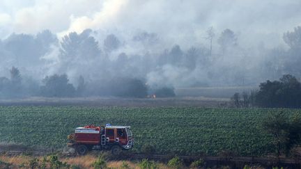 Un camion de pompiers près de l'incendie de Saint-Cannat (Bouches-du-Rhône), samedi 15 juillet 2017.&nbsp; (FRANCK PENNANT / AFP)