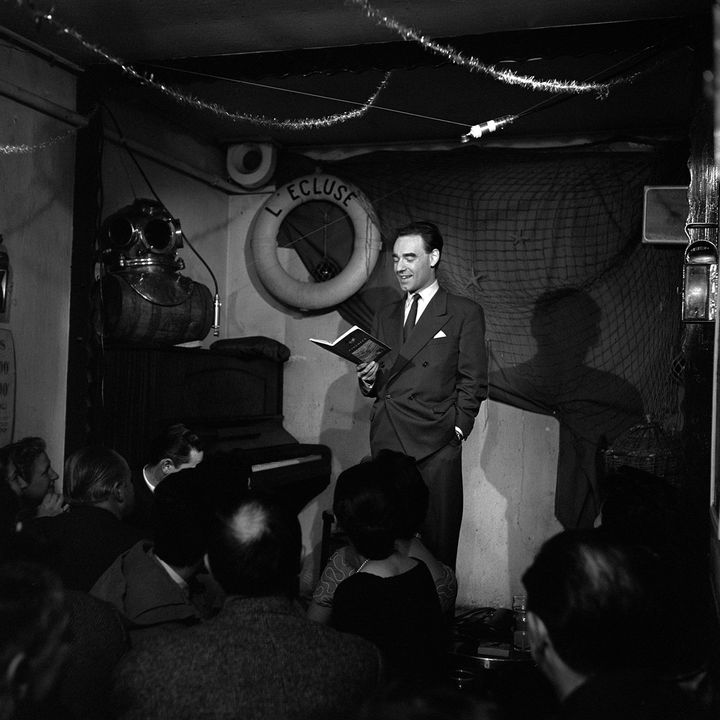 Bernard Lavalette au cabaret de l'Ecluse pour l'émission "Reflets de Paris" (1955) (PHILIPPE BATAILLON / INA / AFP)