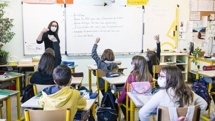 Dans une classe de primaire à Poitiers (Vienne), le 5 janvier 2022. (JEAN-FRANCOIS FORT / HANS LUCAS / AFP)