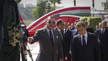 L'ancien président français Nicolas Sarkozy (D) s'entretient avec le roi Mohammed VI, à l'occasion du lancement des travaux de la première LGV marocaine entre Tanger et Casablanca financée en partie par la France, le 29 septembre 2011. (LIONEL BONAVENTURE / AFP)