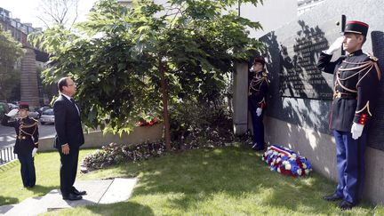 Franc&ccedil;ois Hollande se recueille devant une plaque &agrave; la m&eacute;moire des victimes de la rafle du Vel d'Hiv, le 22 juillet 2012. Elle avait eu lieu 70 ans auparavant, les 16 et 17 juillet 1942.&nbsp; (PIERRE VERDY / POOL)