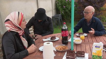 Vacances d'été : en leur absence, ils prêtent leur logement à des réfugiés (France 3)