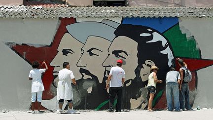 des artistes terminent une fresque des leaders de la Révolution.  
 

  ( NEWSCOM / SIPA)