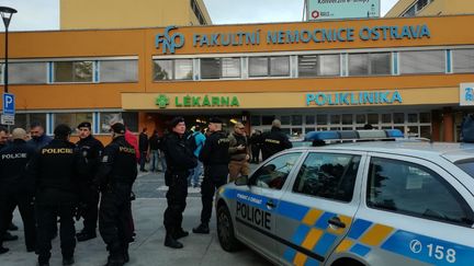 Des&nbsp;forces de l'ordre devant&nbsp;l'hôpital attaqué à Ostrava (République Tchèque), sur une photo publiée par la police tchèque, le 10 décembre 2019. (POLICIE CR / TWITTER)