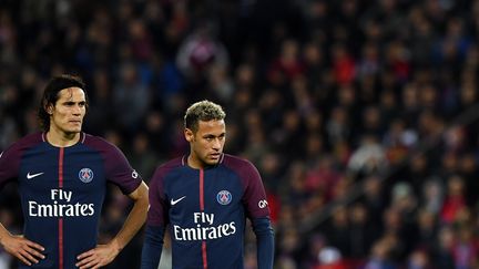 Edinson Cavani et Neymar (à droite), lors du match PSG-OL, le dimanche 17 septembre 2017 au Parc des Princes à Paris. (FRANCK FIFE / AFP)