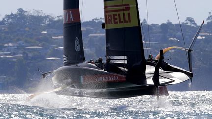 Luna Rossa en phase préparatoire de la 36e Coupe de l'America dans la baie d'Auckland, le 21 février 2021. (GILLES MARTIN-RAGET / AFP)