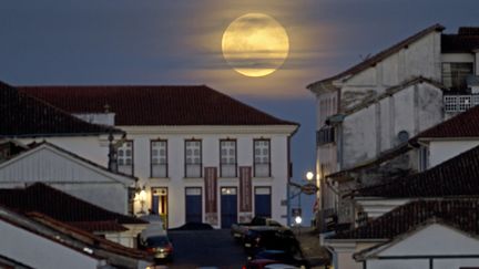 La super Lune vue depuis Ouro Preto (Br&eacute;sil), le 10 ao&ucirc;t 2014. (DOUGLAS MAGNO / AFP)