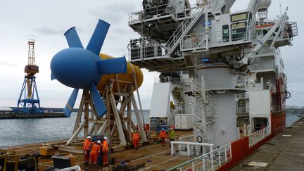 Une hydrolienne embarquée sur un bateau en Normandie (image d'illustration) (JACQUES CARNEY / MAXPPP)