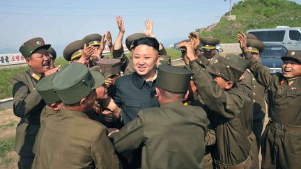 Le leader nord-cor&eacute;en, Kim Jong-un rend visite &agrave; des militaires au mont O-sung (Cor&eacute;e du Nord), le 2 juin 2013. (KCNA / REUTERS)